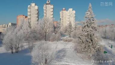 俄罗斯莫斯科-日24.192年1月晴天被白雪覆盖的城市公园景观.